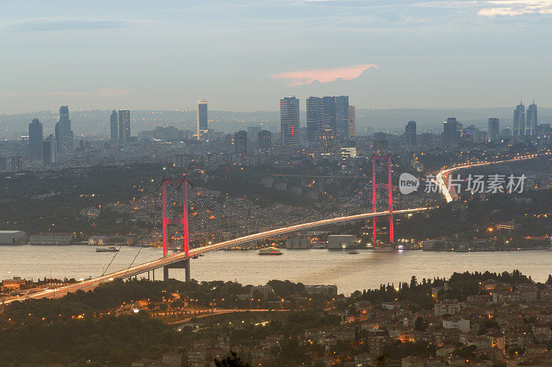 土耳其伊斯坦布尔camlica山的bogazici bosphorus桥夜景